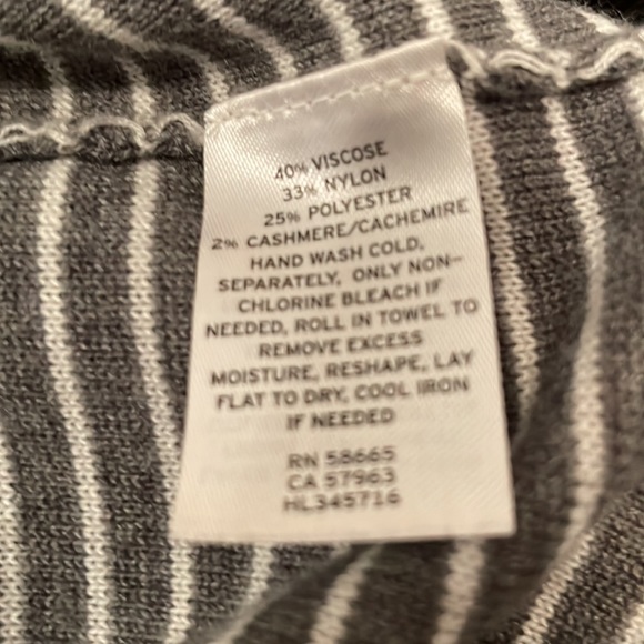 Trouve’ Cold Shoulder Long Line Gray Striped Tunic Mock Turtleneck Sweater Large - Picture 10 of 12